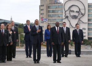 Obama purposefully posing under a Che Guevara mural