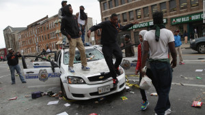 150427233401-16-baltimore-clashes-0427-super-169